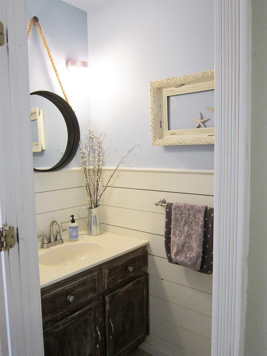 http://thehoneycombhome.com/half-bathroom-makeover/