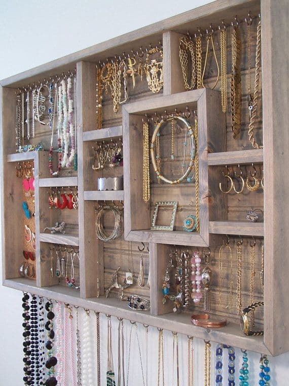 https://thehoneycombhome.com/wp-content/uploads/2015/01/jewelry-organization.jpg