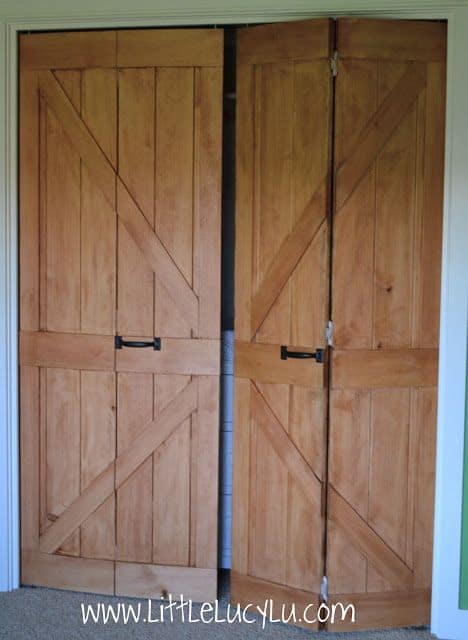 https://thehoneycombhome.com/wp-content/uploads/2015/01/wood-barn-doors.jpg