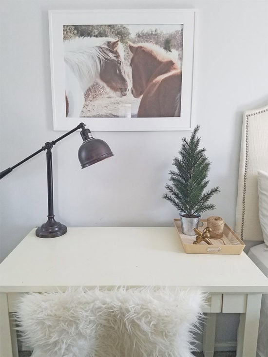 rustic-farmhoues-christmas-bedroom