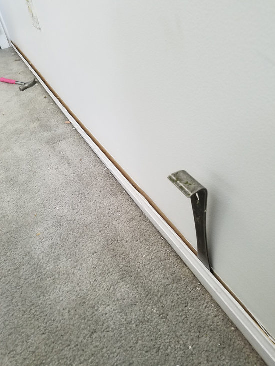 Removing baseboards with a flat bar how to remove carpeting