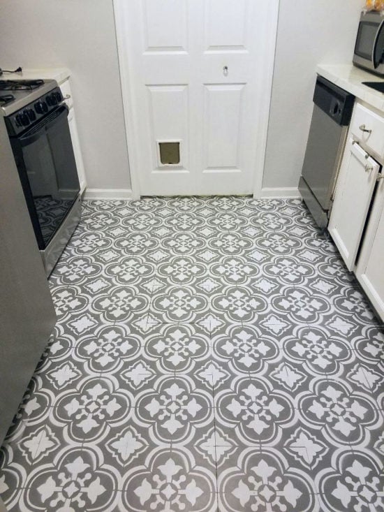 Linoleum Flooring   Painting Linoleum Floors 3 550x733 