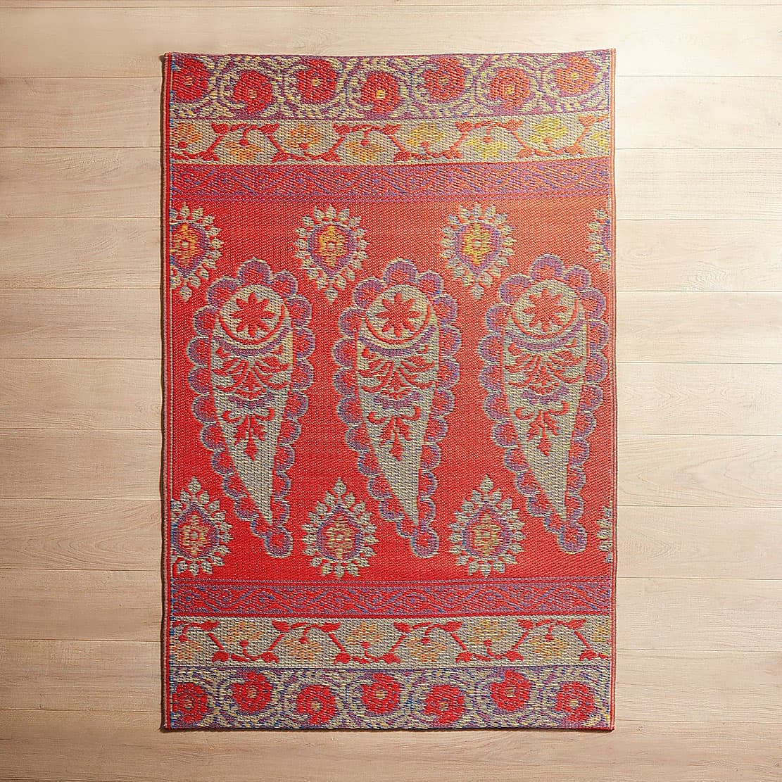 13 Pretty Indoor Outdoor Rugs - The Honeycomb Home