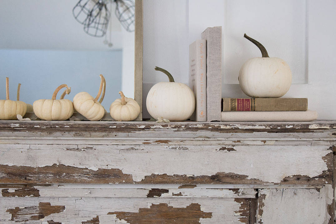 white-pumpkins-simple-fall-decorating-ideas