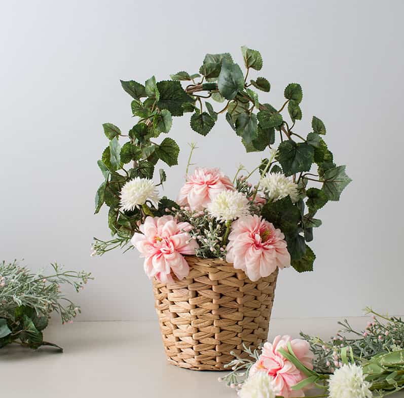 https://thehoneycombhome.com/wp-content/uploads/2019/03/DIY-Basket-of-spring-flowers.jpg