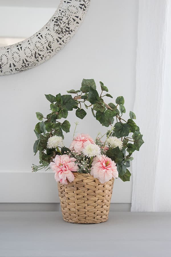 https://thehoneycombhome.com/wp-content/uploads/2019/03/DIY-Spring-flower-basket.jpg