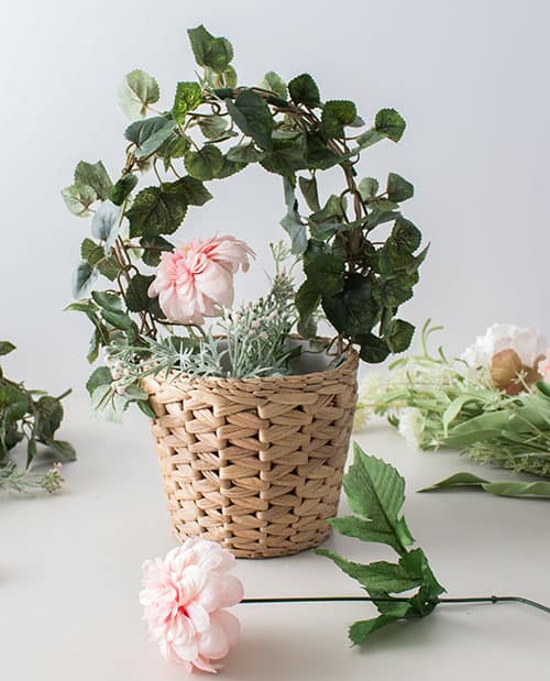 https://thehoneycombhome.com/wp-content/uploads/2019/03/ivy-flower-basket-diy.jpg