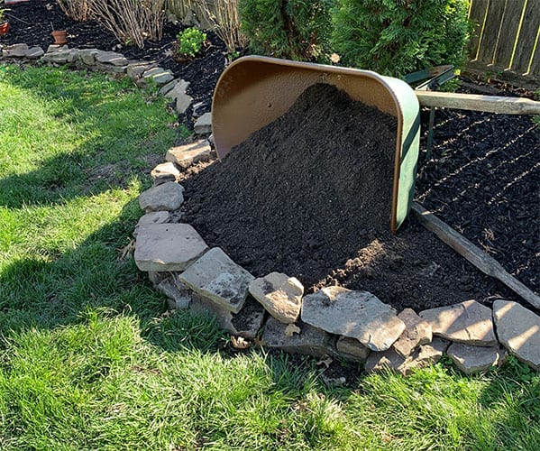 how to use an old wheelbarrow as a DIY spilled garden planter