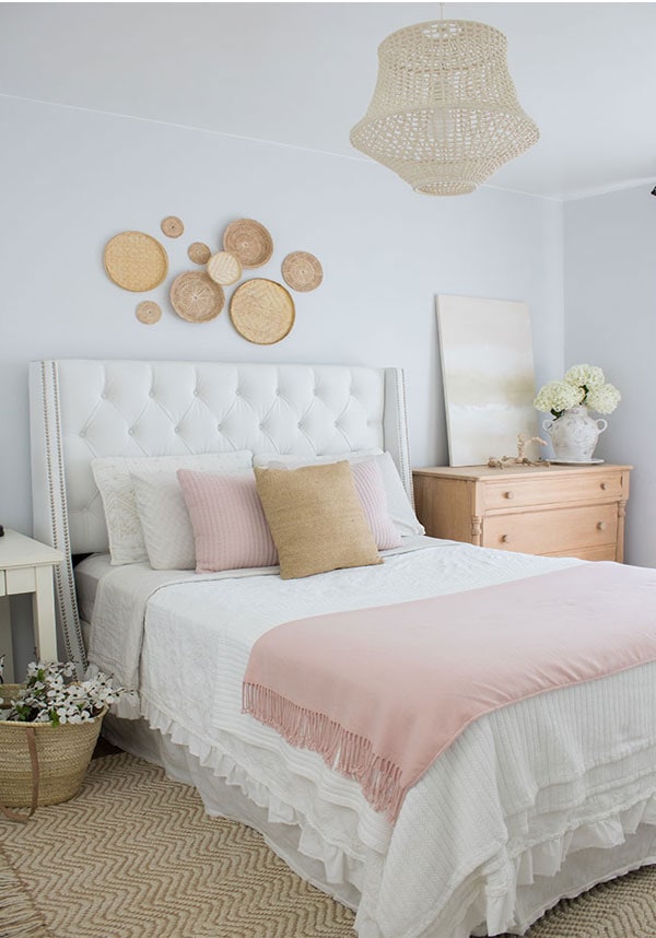 Bedroom design ideas for small rooms, love the wall decor!