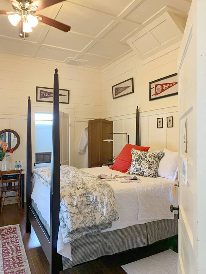 Tour this Texas farm home, love the vintage poster bed black