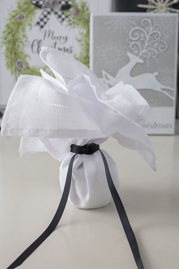 creative gift wrapping ideas for Christmas, this one looks elegant