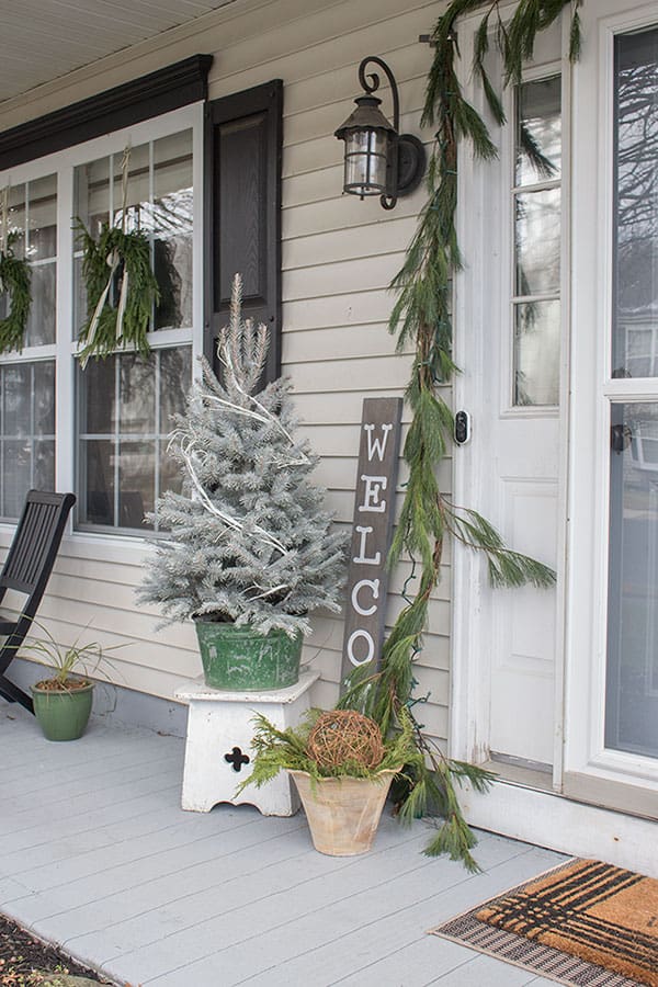 Simple yet beautiful small front porch Christmas decorations, these ideas are budget friendly as well!