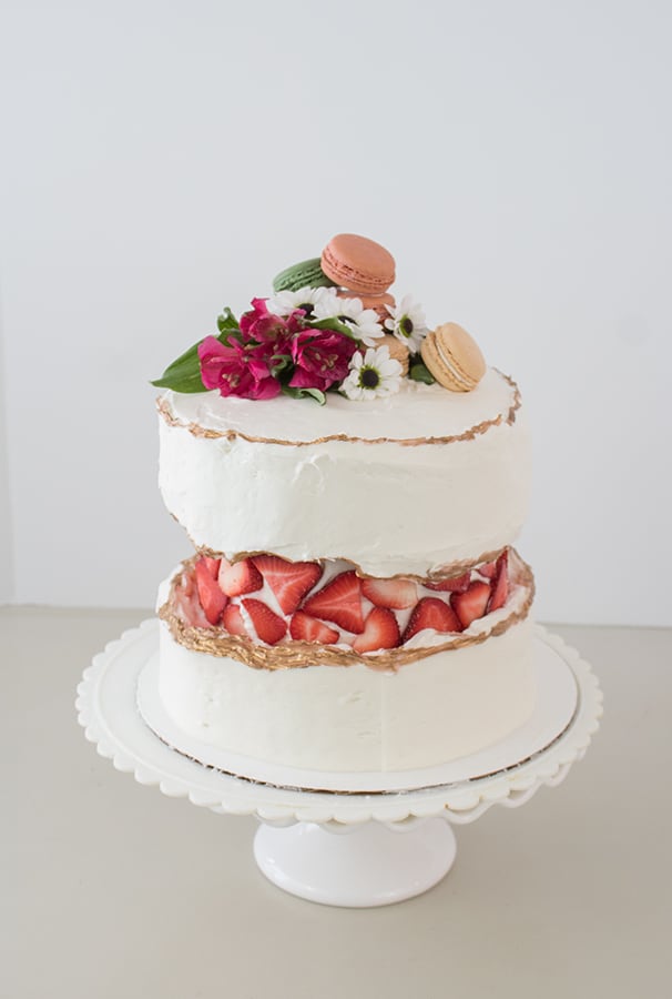 Beautiful cake decorating ideas, fault line cake with strawberries and macaroons