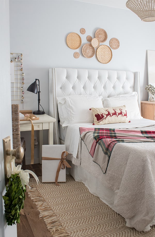 how to decorate a bedroom for Christmas