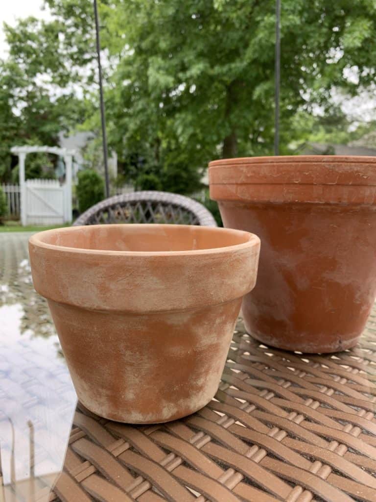 Laan Mis Ontoegankelijk Aging Terracotta Pots for A Vintage Look - The Honeycomb Home