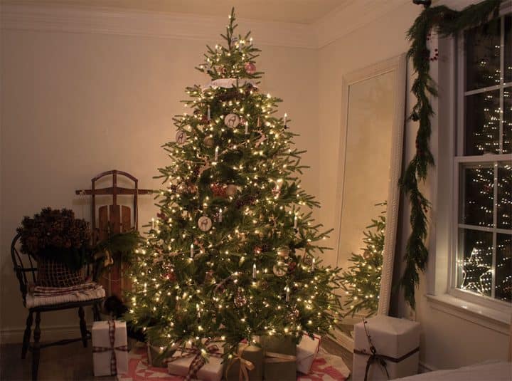 Christmas-lights-at-night pre lit Christmas tree