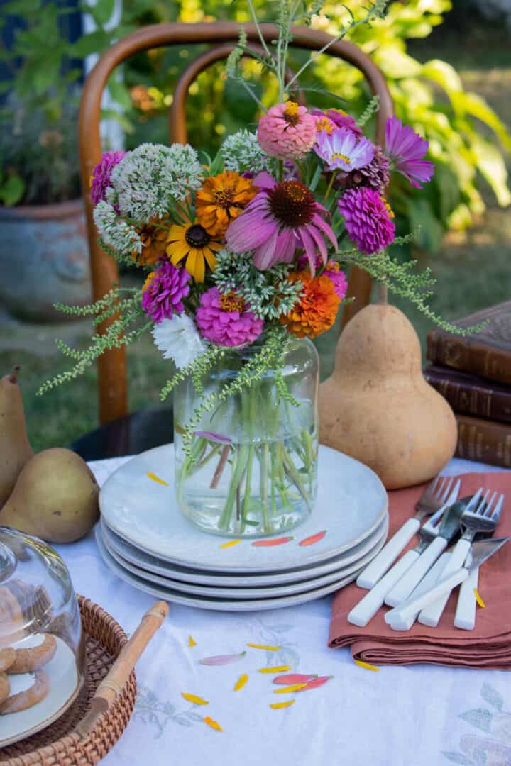 outdoor fall table setting ideas with vase of Fall flowers