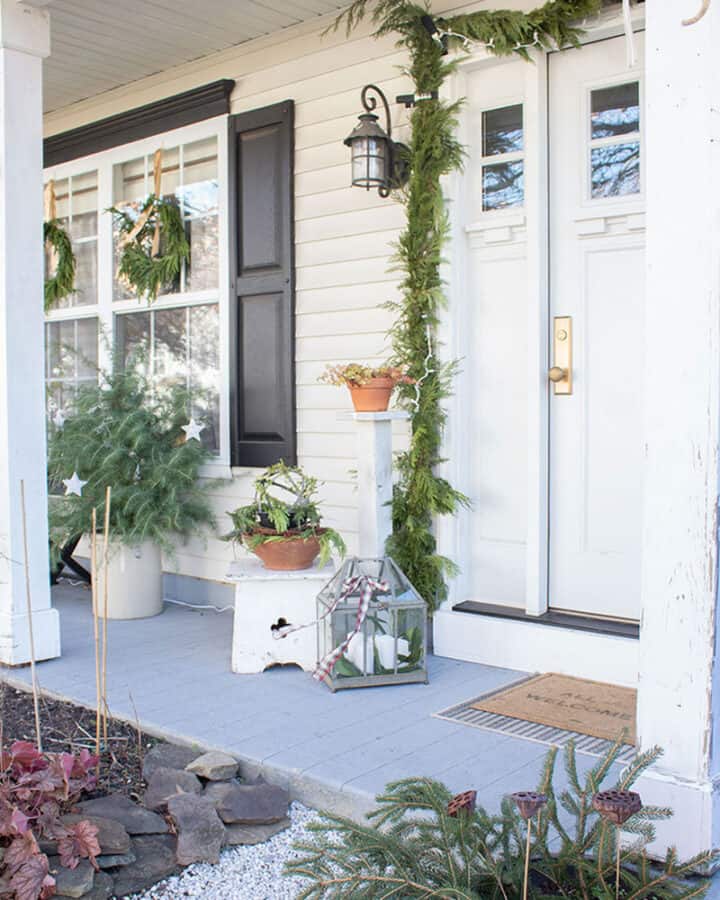 teatro Pastor Marco de referencia Small Front Porch Christmas Decorating Ideas - The Honeycomb Home