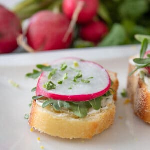 crostini with herb butter and arugula
