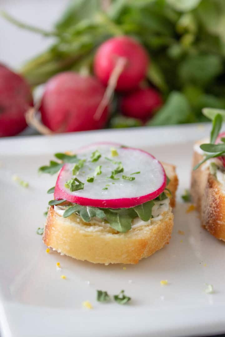crostini with herb butter and arugula