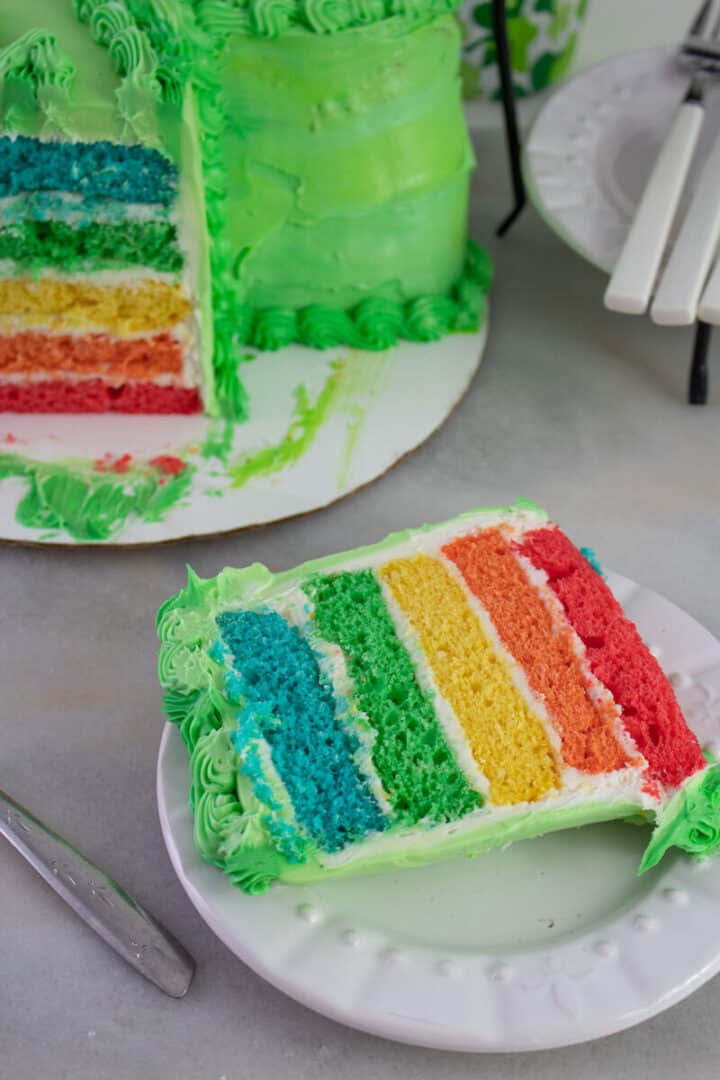 St-Patricks-Day-shamrock cake with rainbow inside