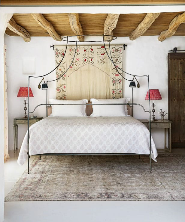 hanging-a-wall-tapestry-behind-a-bed