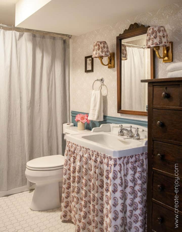 simple-cottage-style bathroom with skirted sink