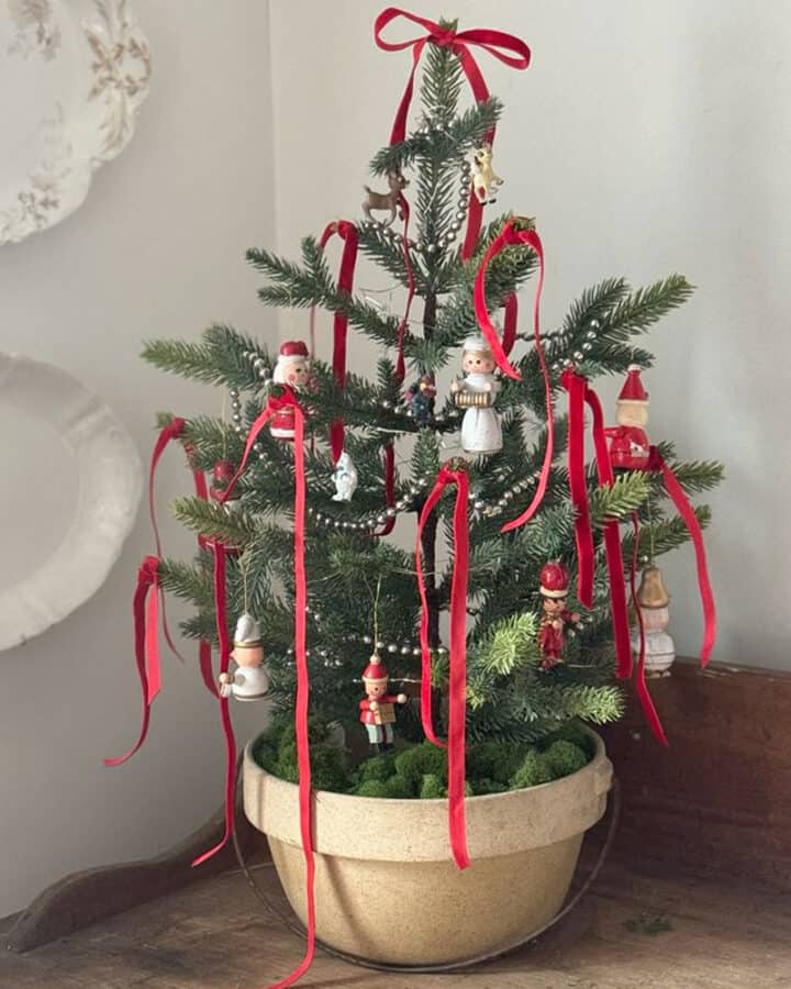 mini-Christmas-tree-with-wood-ornaments