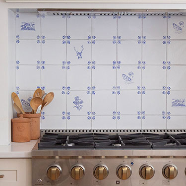 FI2-vintage-style-blue-and-white-delft-tile-kitchen