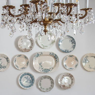 FI-Hanging-plates-on-wall