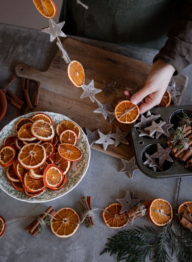 diy-natural-garland-with-orange-slices-and-cinnamon natural Christmas decorations