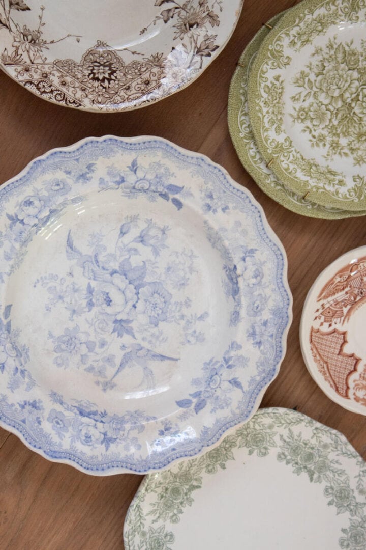 mismatched-dishes-to-hang-on-wall