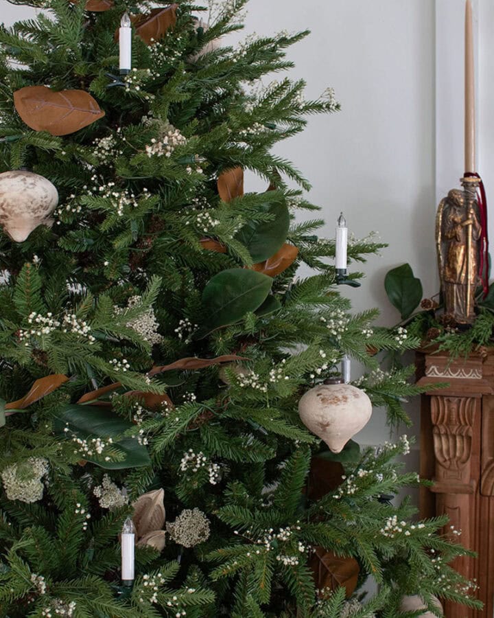 natural-decor-on-Christmas-tree