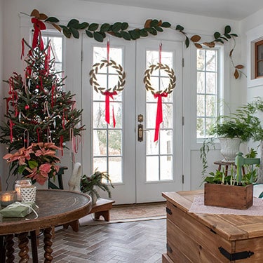 FI2-Cozy-Christmas-Sunroom-decorating-Ideas-The-Honeycomb-Home