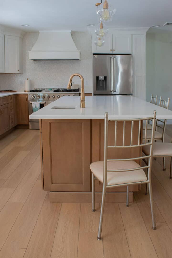 modern-kitchen-with-two-tone-cabinets