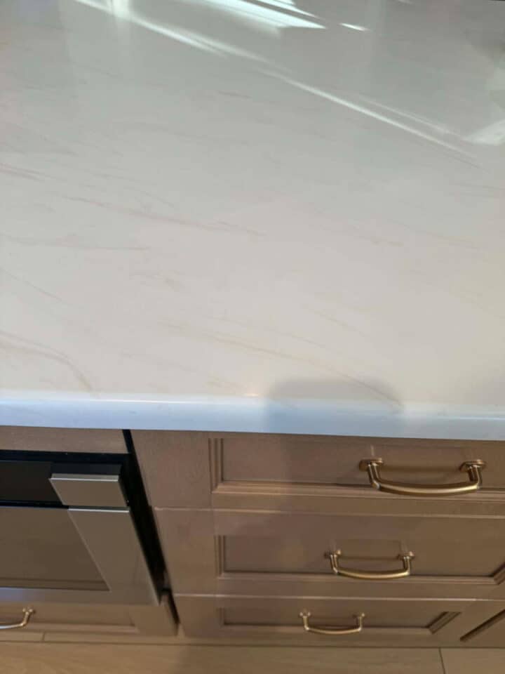 quartz-countertop-with-light-brown-veining