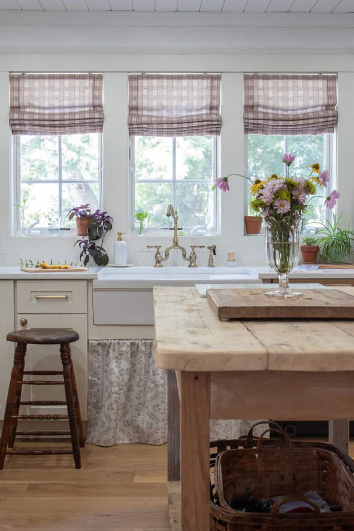 Roman-blinds-in-kitchen-patterned-checkerd