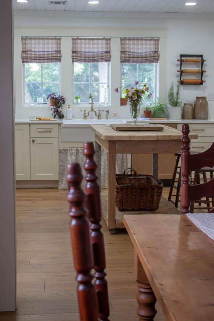 vintage-cottage-style-kitchen-and-dining-room with patterned Roman shades