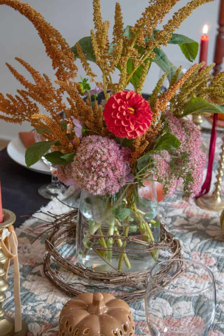 Fall-centerpiece-with-seasonal-flowers
