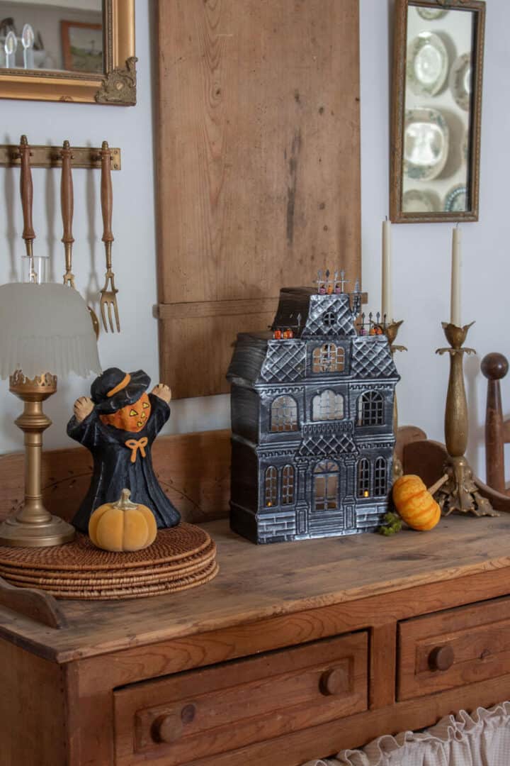 Halloween-sideboard-ideas-with-mini-haunted-house-and-pumpkin-vintage-decor