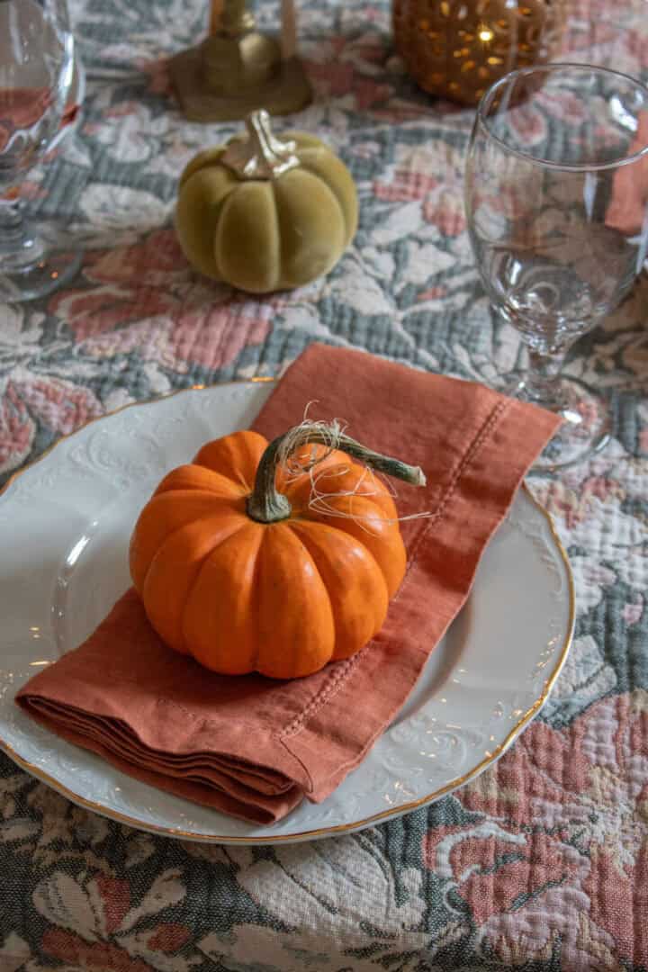 mini-pumpkin-table-place-holders