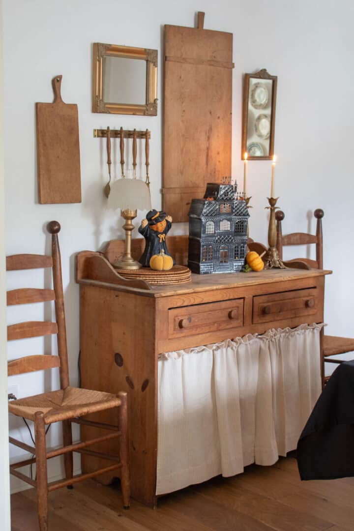 vintage-Halloween-decorating-dining-room