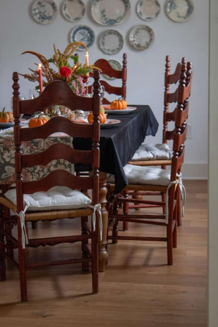 vintage-style-dining-room-with-elegant-fall-tablescape