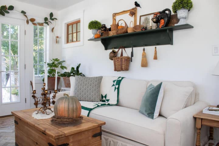 simple but classic indoor halloween decorating ideas